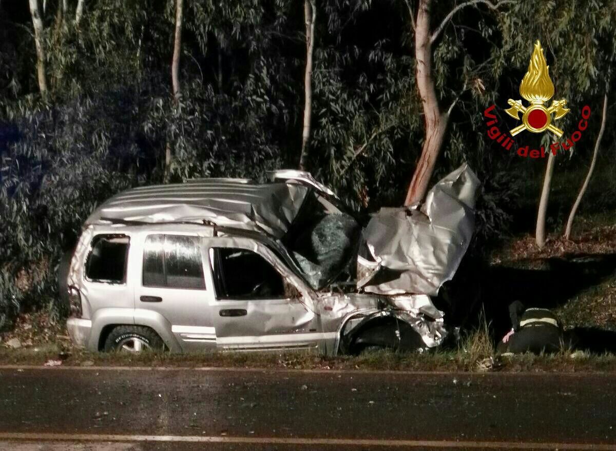 Auto si ribalta sulla Sulcitana, un giovane in gravi condizioni