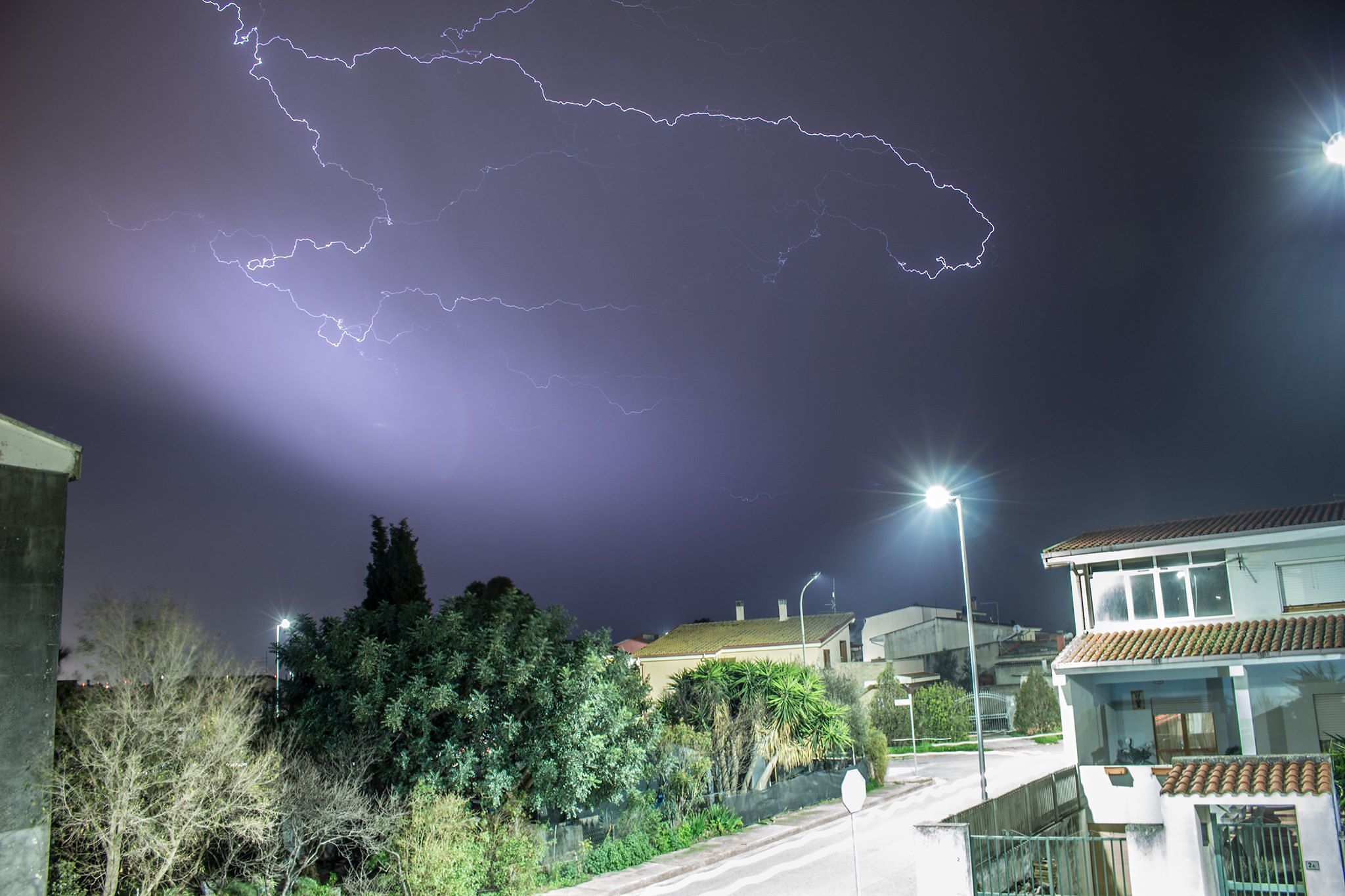 Il temporale nella notte sul cielo di Uta, ma la pioggia è minima