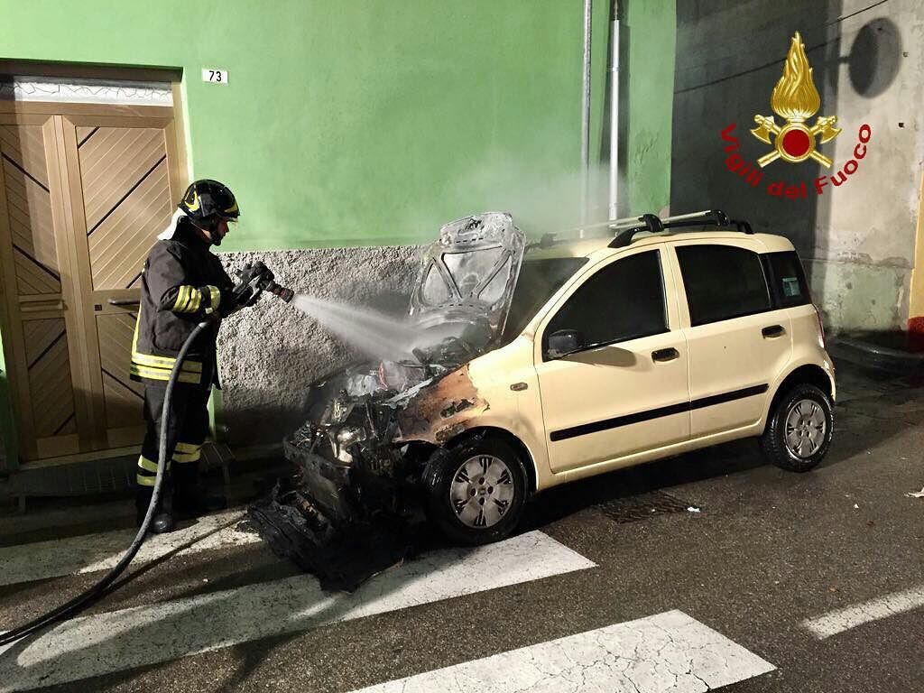 Auto in fiamme nella notte a Pirri