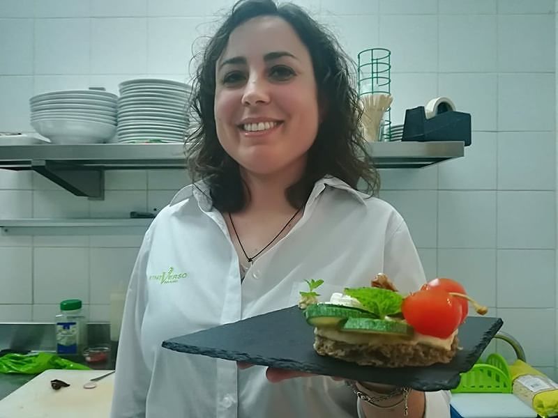 Casteddu food weekend: crostatina salata con hummus di ceci e verdure fresche