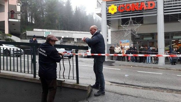 Far West a Macerata, spari da un’auto contro persone di colore. Il Sindaco:”State in casa”