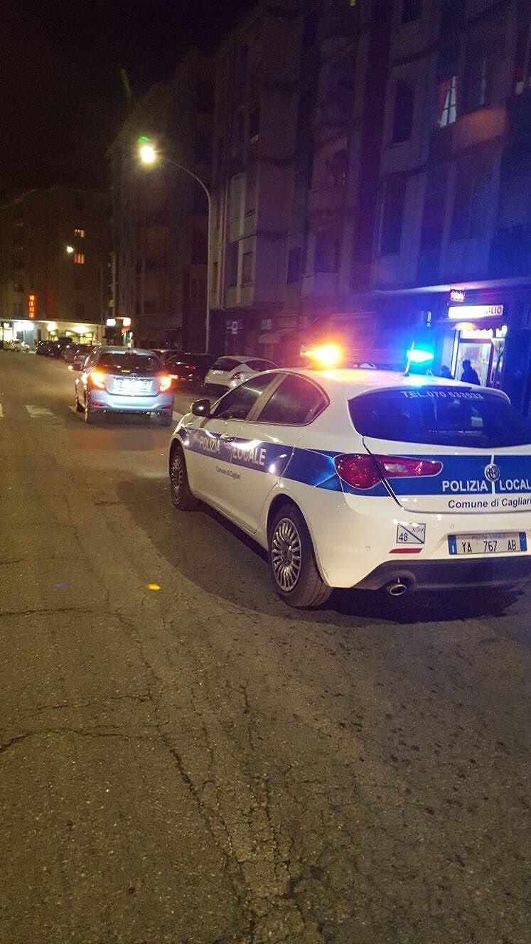 Cagliari, 21enne travolta da un’auto sulle strisce pedonali: finisce all’ospedale