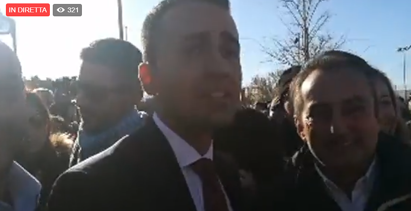 Una folla accoglie Di Maio a Sant’Elia, abbracci, baci e selfie:”Siamo con te”