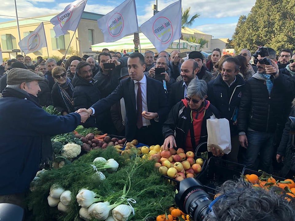 Di Maio a Cagliari con la “testa” solo a Roma: “Mandiamoli tutti a casa”