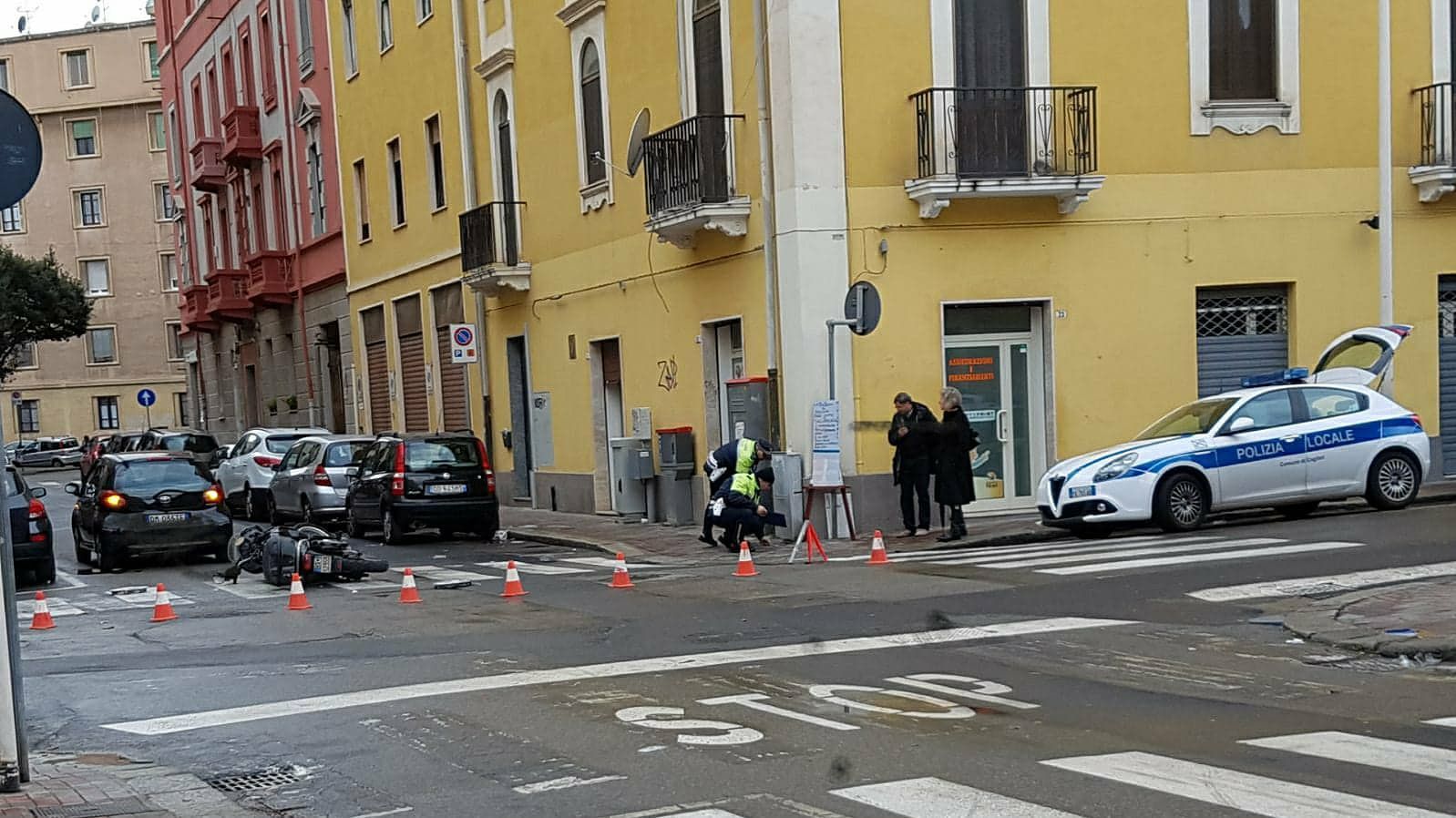 Cagliari, brutto incidente in via Puccini: motociclista finisce all’ospedale