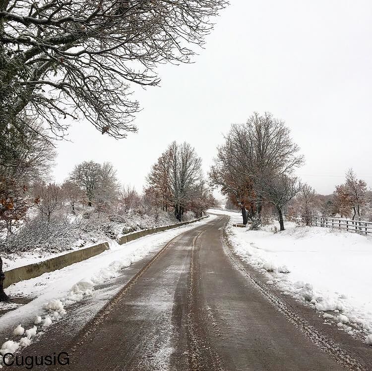 Paesaggi da fiaba in Sardegna: la neve imbianca Fonni e il monte Spada