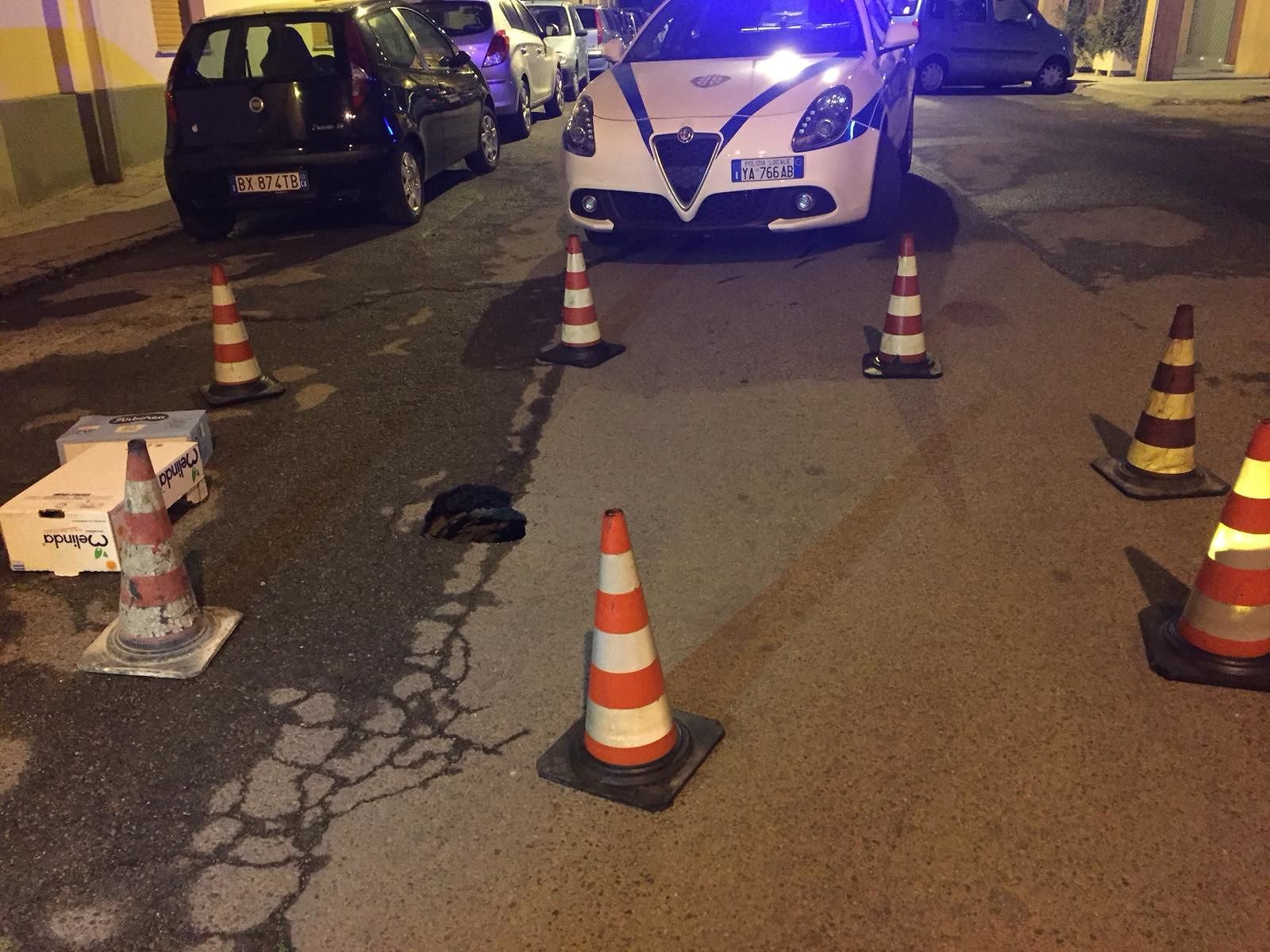 Cagliari, sprofonda l’asfalto in via Tigellio: strada chiusa alle auto