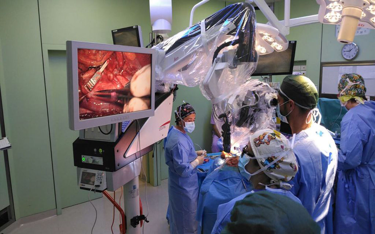 Tumore al seno, innovativo intervento di ricostruzione al Policlinico: primo in Italia