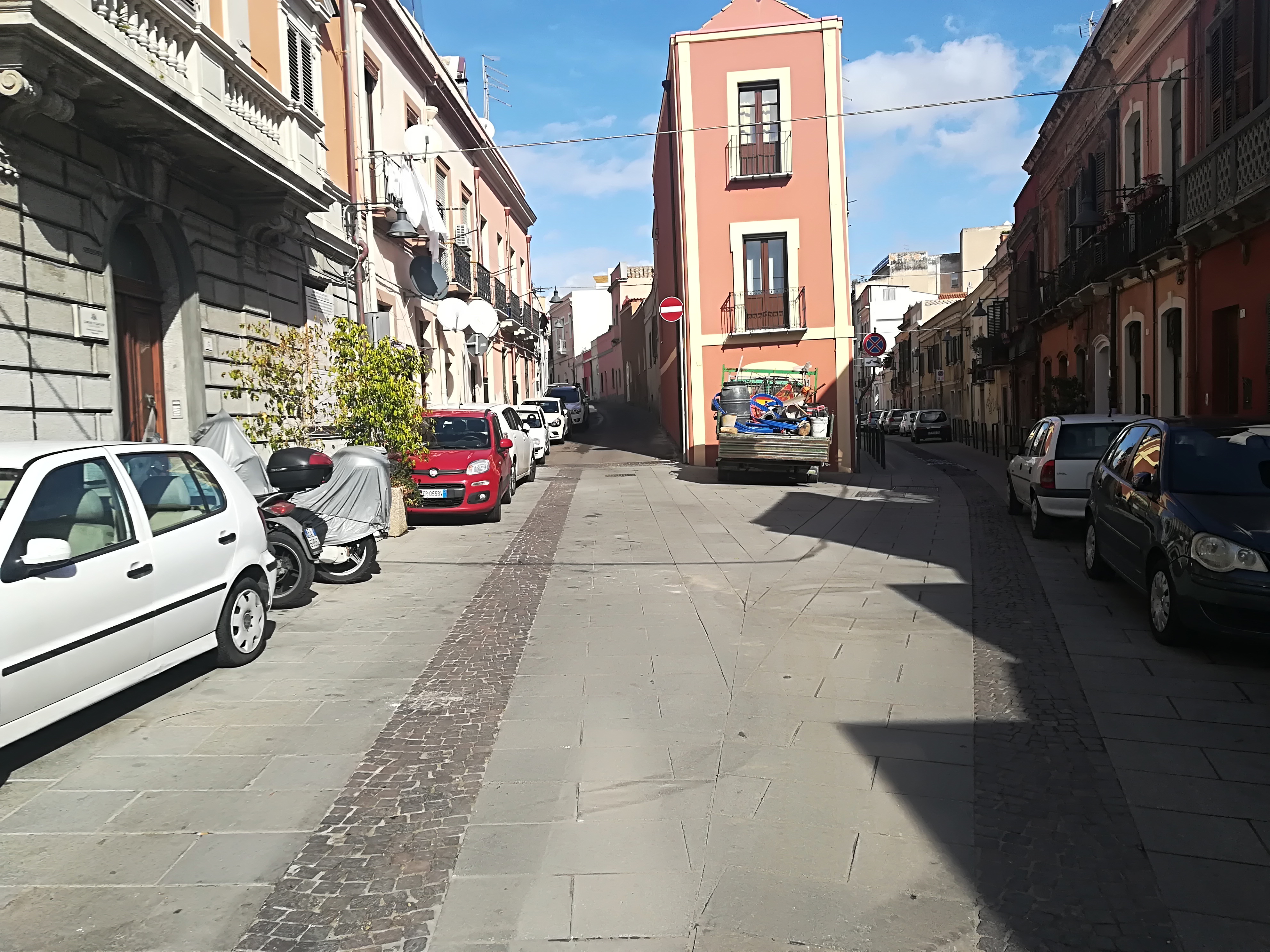 Cagliari, a Villanova parcheggi fantasma: “Ma multe e tasse del Comune sono reali”