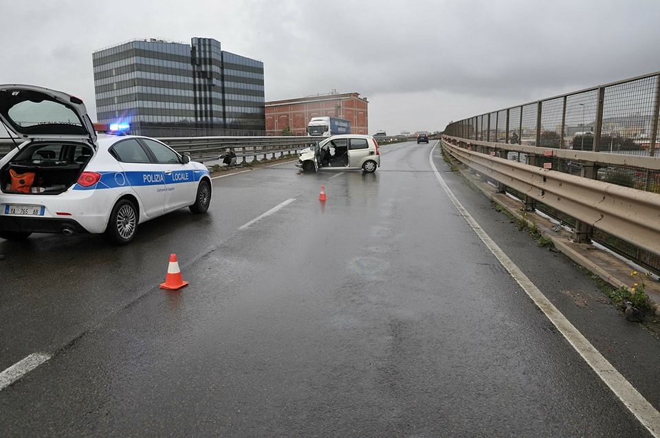 Perde il controllo dell’auto sulla 195: ferito un 21enne cagliaritano