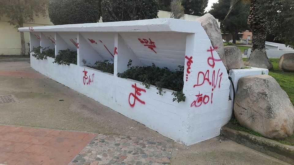 Pirri, vandali in azione al cimitero. Fi: “Subito le telecamere”