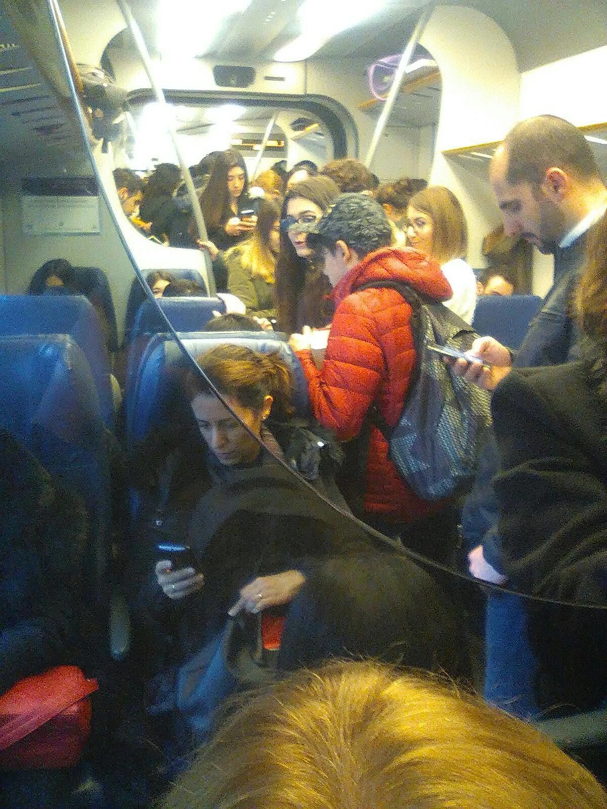 Studenti e lavoratori ammassati come sardine nel treno verso Cagliari