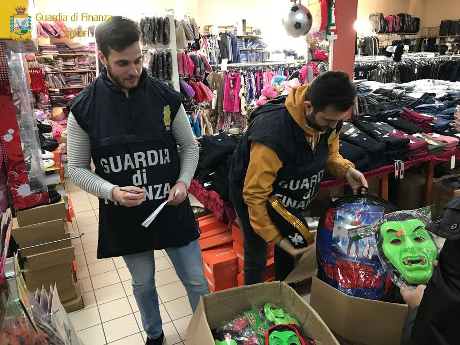 Maschere e vestiti di Carnevale non a norma: scatta il sequestro a Carbonia