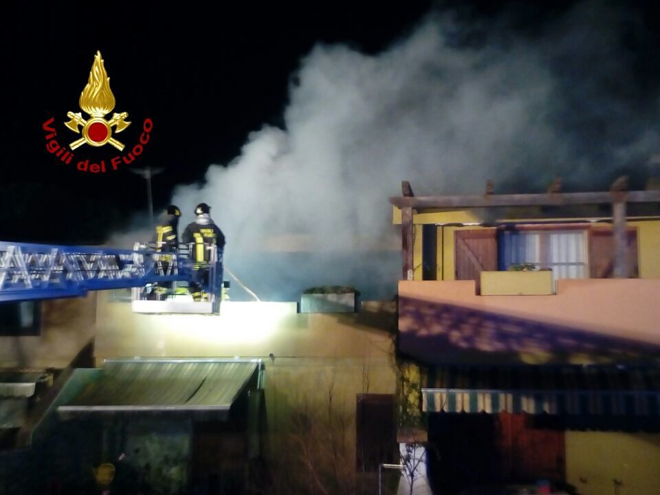 Fiamme nella veranda di una villa: paura a Quartu