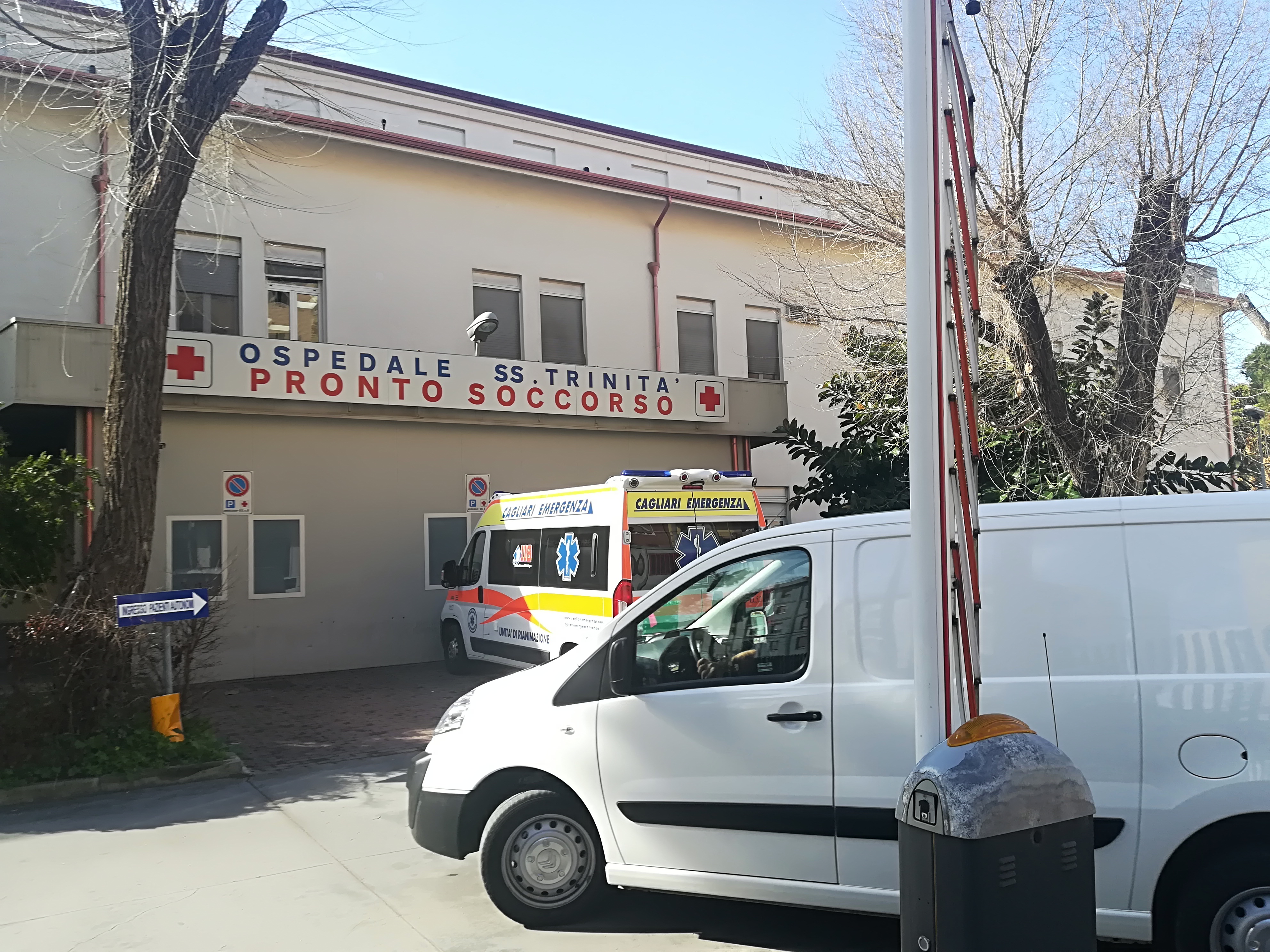 Ss. Trinità, “uomini e donne ricoverati insieme e rifiuti pericolosi nelle stanze”