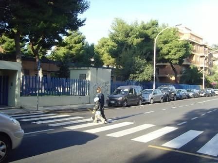 Via Scirocco, crolla il controsoffitto: scuola chiusa 10 giorni