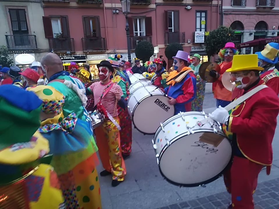 Carnevale a Cagliari, trionfo di maschere e coriandoli: tutti pazzi per il Giovedì Grasso