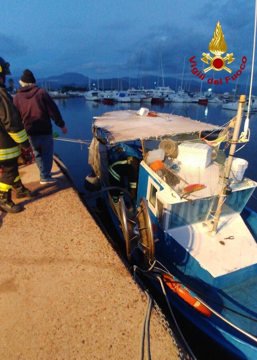 Arbatax, peschereccio ormeggiato al porto imbarca acqua e rischia di affondare