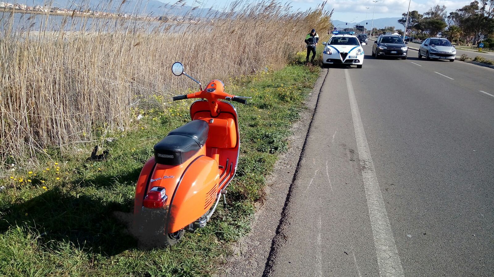 Cagliari, 47enne cade dalla vespa e striscia per alcuni metri sull’asfalto