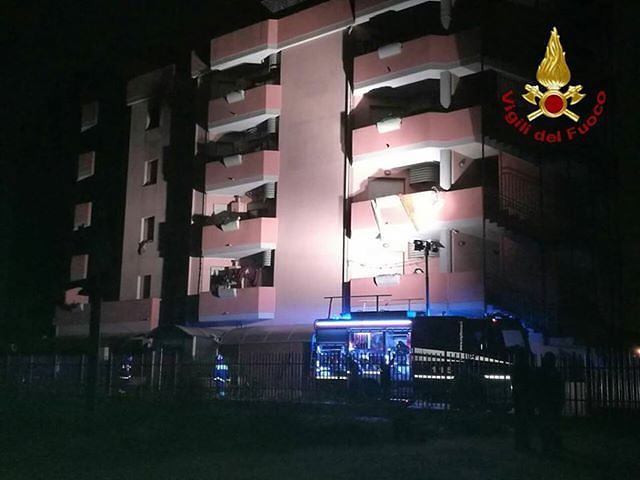 Cagliari, fuoco nella notte a Is Corrias: fiamme alla palazzina dei migranti