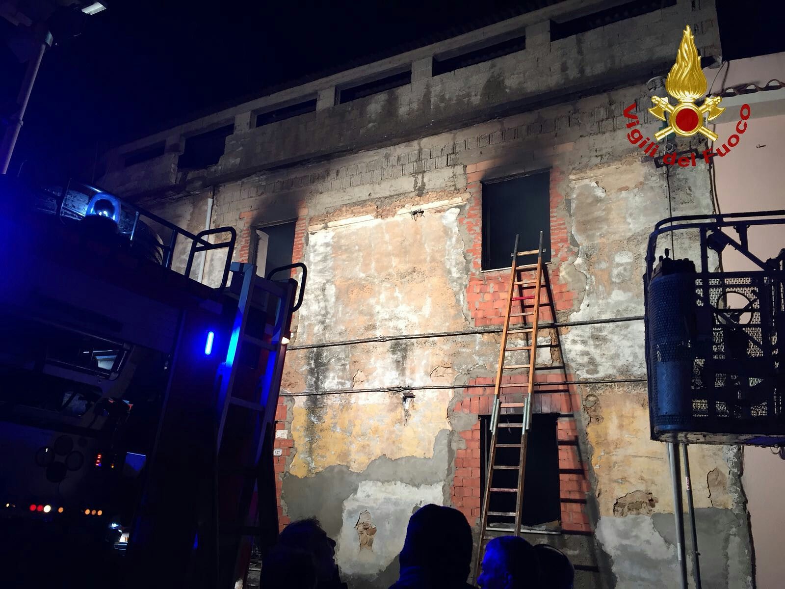 Rogo nella notte a Villacidro, in fiamme una palazzina disabitata