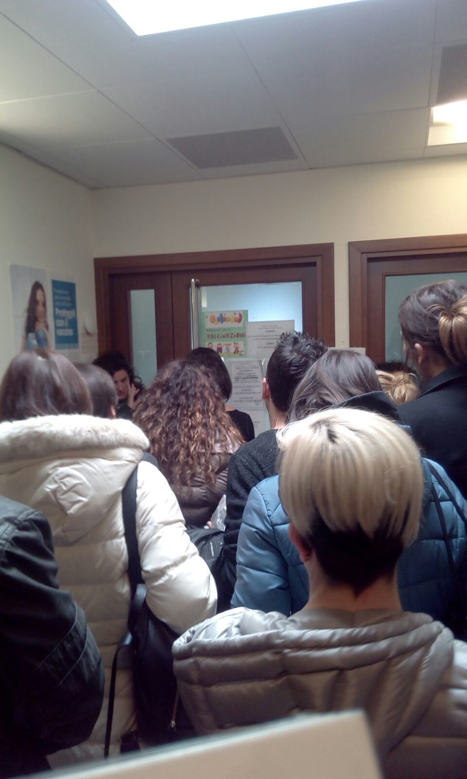 Selargius, caos per i vaccini e file interminabili: “Chiamiamo i carabinieri”