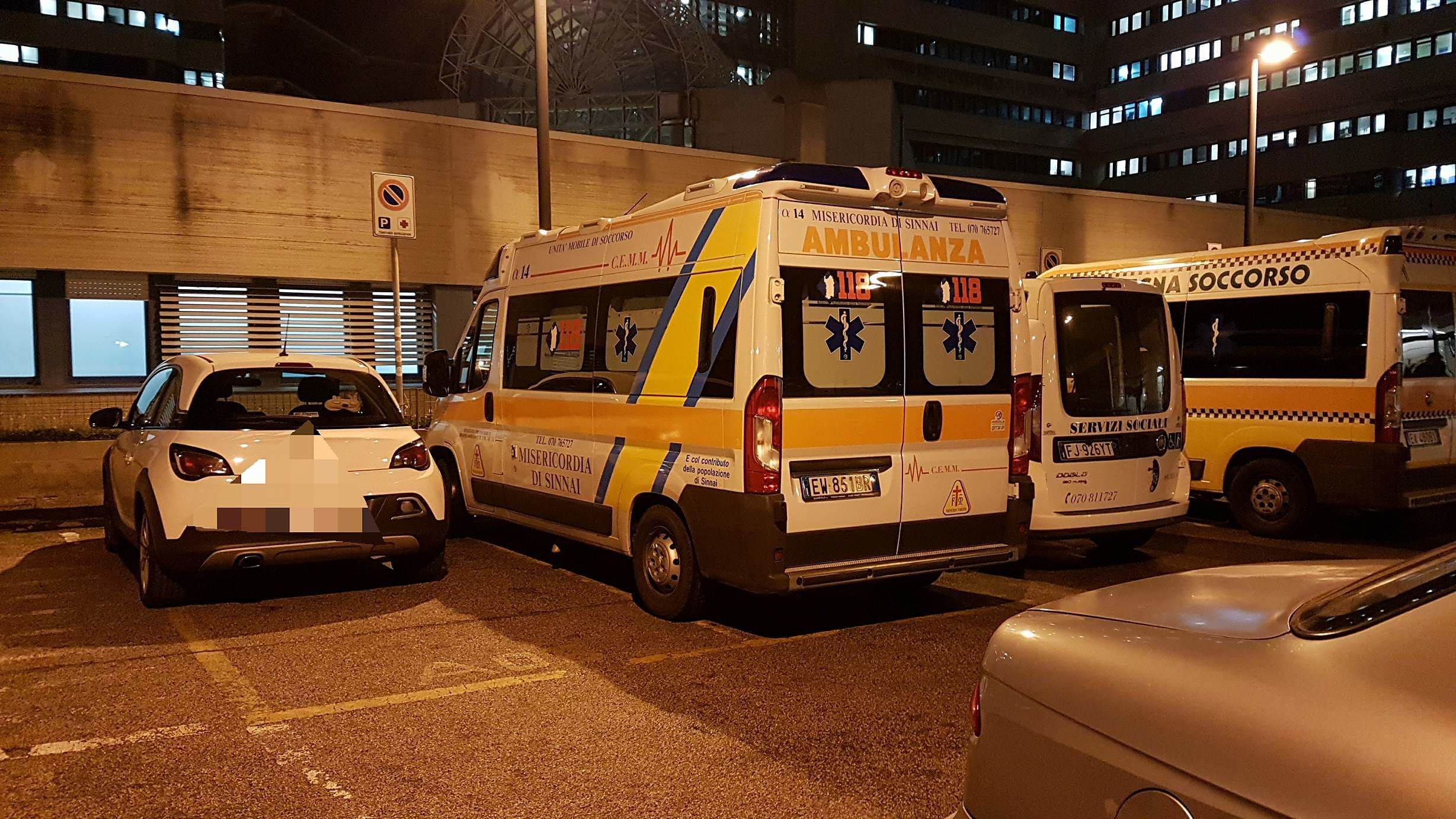 Parcheggio selvaggio al Brotzu: auto in sosta al posto dell’ambulanza