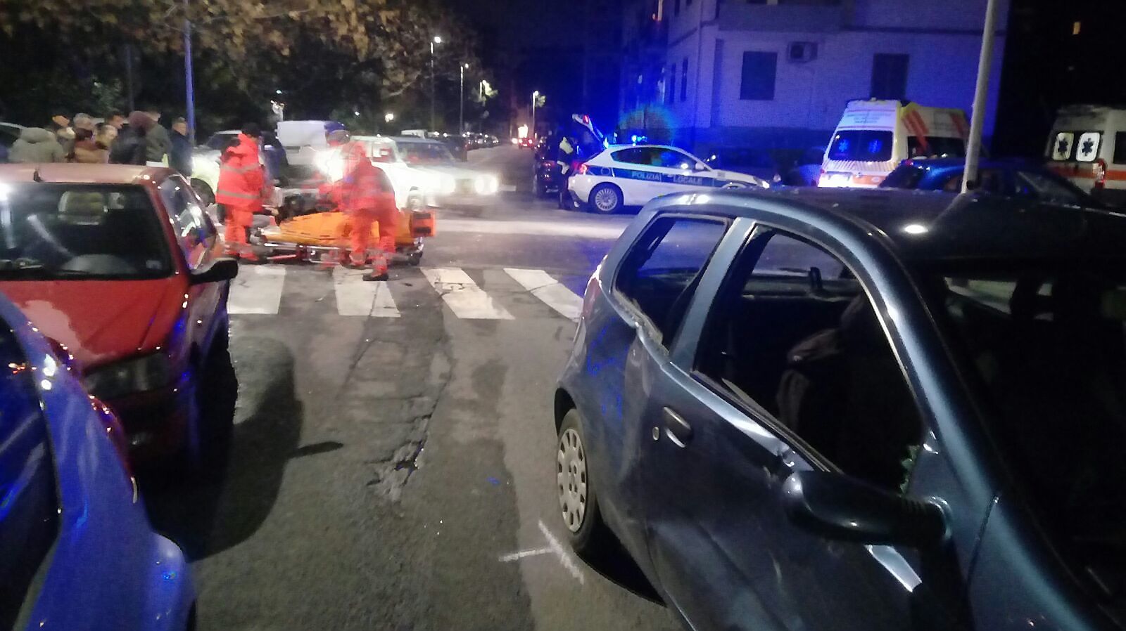 Cagliari, 48enne ubriaco alla guida travolge giovane in scooter a Is Mirrionis