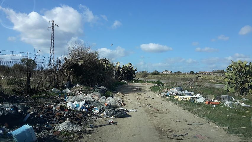 Selargius, la maxi discarica sotto casa: “I nostri bimbi giocano nella sporcizia”