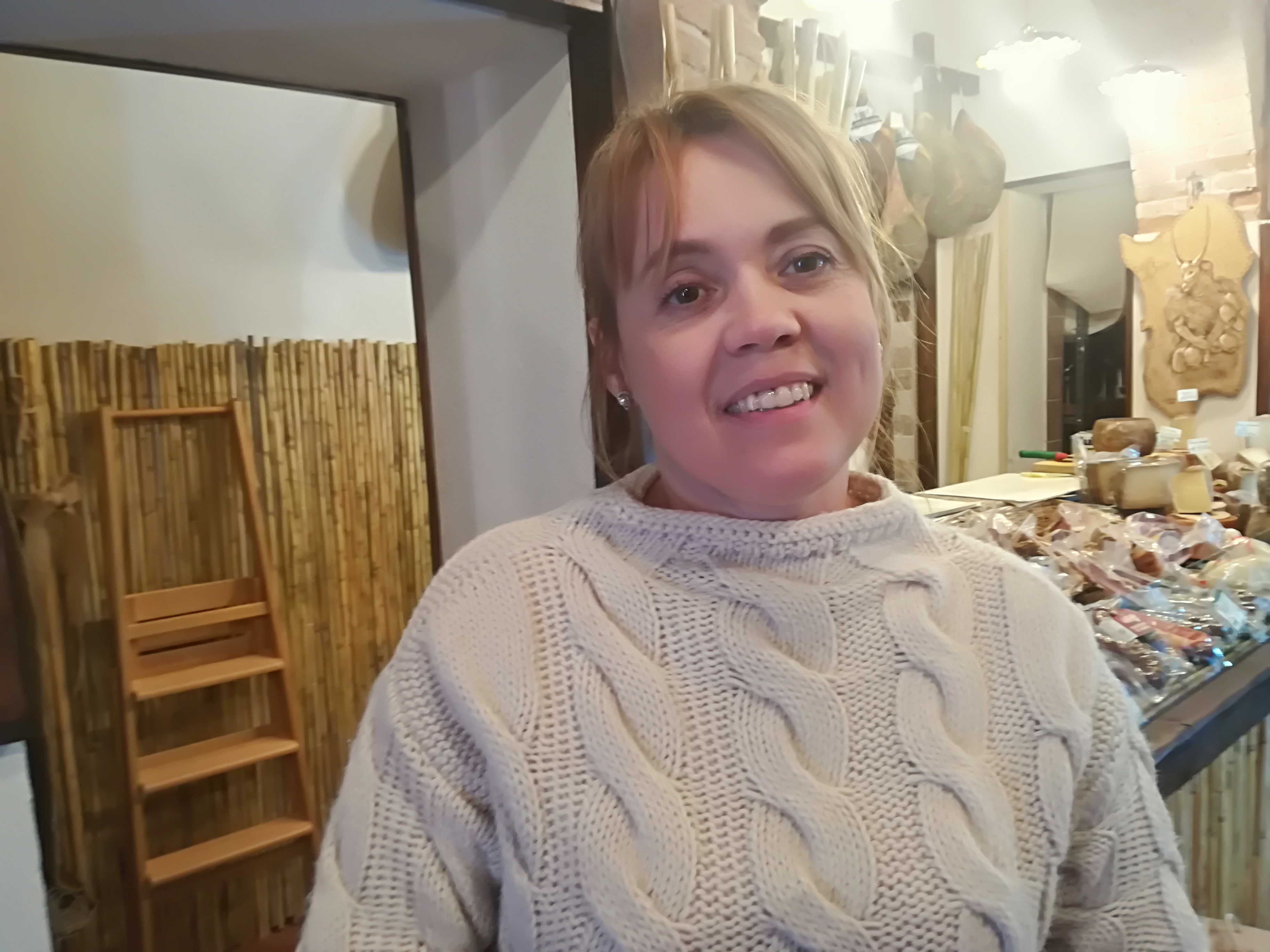 Valeria, commerciante ucraina: “A Cagliari piazza del Carmine è un disastro, troppi stranieri fuori controllo”