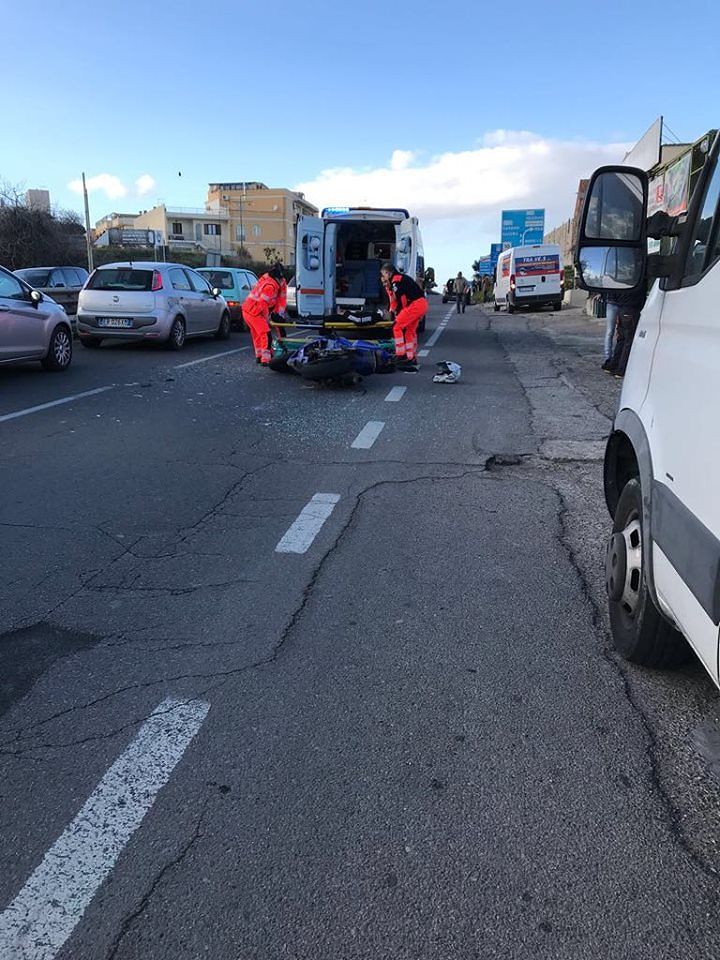 Cagliari, auto contro moto: grave incidente per un giovane centauro