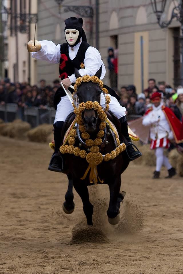 Magica Sartiglia, show dopo le polemiche: 18 stelle infilzate