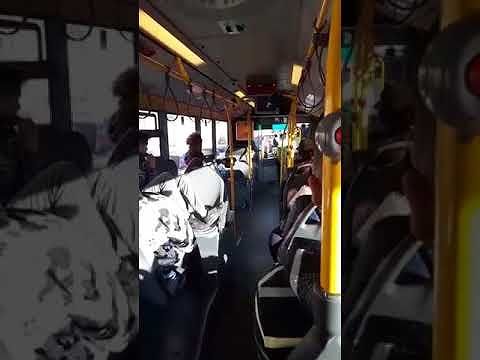 Quartu, ragazzo suona la fisarmonica a bordo del pullman: fioccano gli applausi