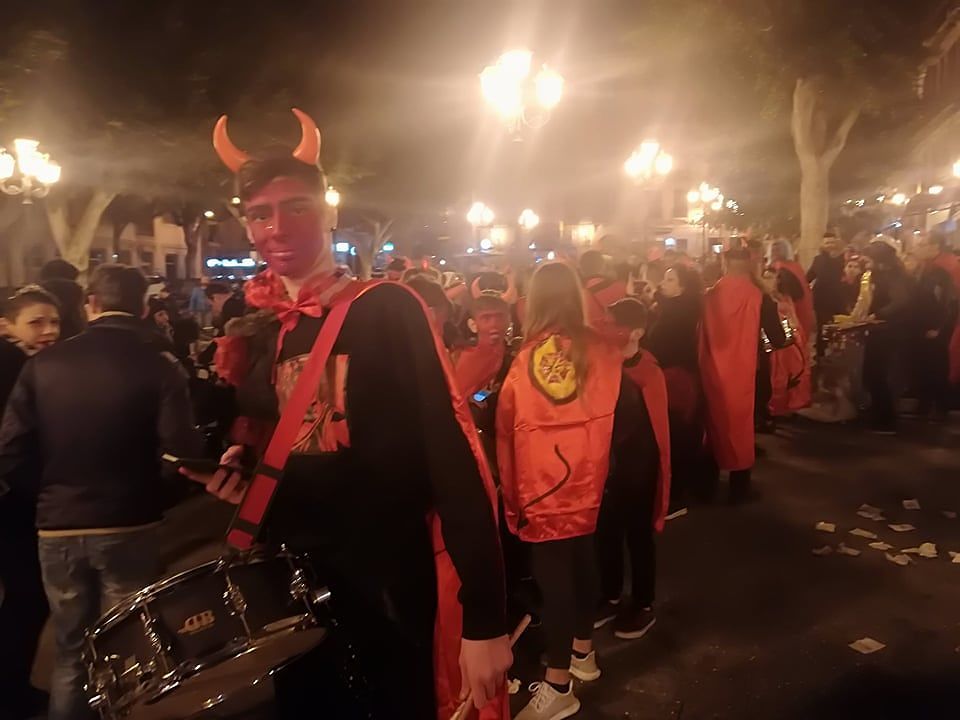 A Cagliari impazza il Carnevale: bruciato Cancioffali, tutti in attesa della pentolaccia