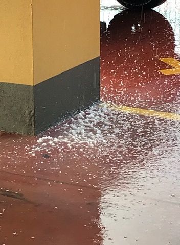 Forte grandinata a Sestu, chicchi enormi spinti dal vento gelido