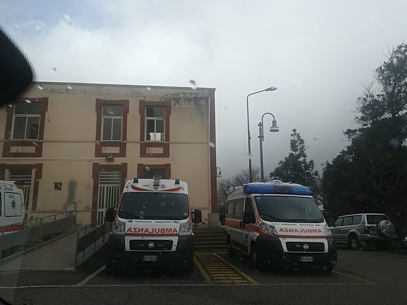 Cagliari, la centrale operativa del 118 “con pochi operatori e circondata dall’eternit”