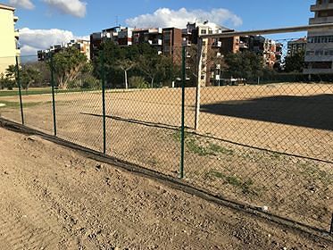 Chiuso il campo di calcio del quartiere: Genneruxi in rivolta