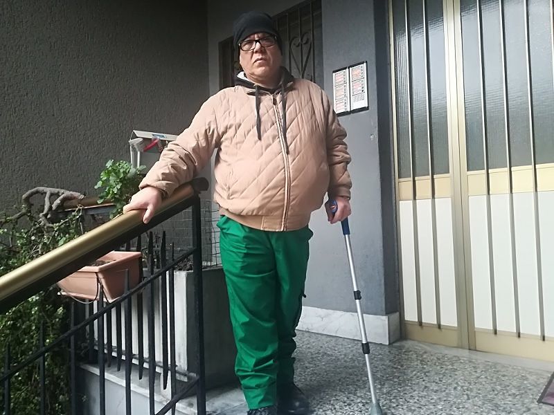 Gianfranco, inferno in via Seruci: “Io disabile devo trascinarmi per le scale”