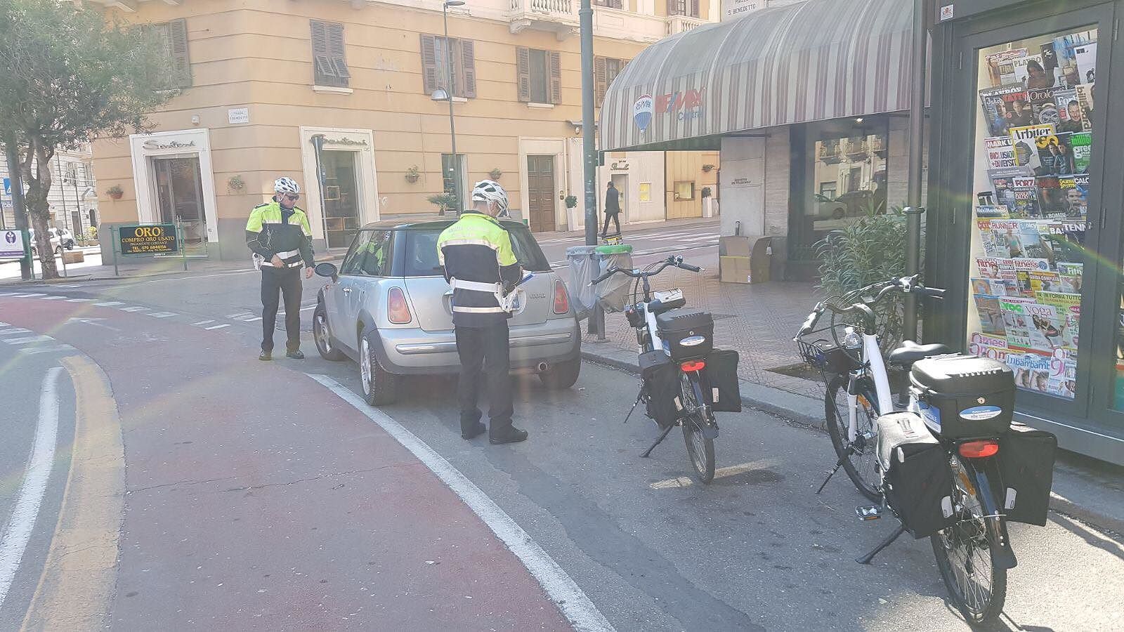 Cagliari, continuano i controlli dei vigili in bici: multe alle auto in sosta selvaggia