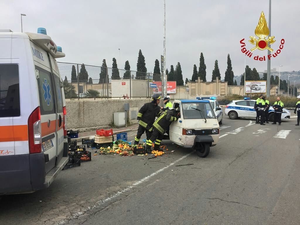 Incidente in via del Fangario, una persona incastrata tra le lamiere