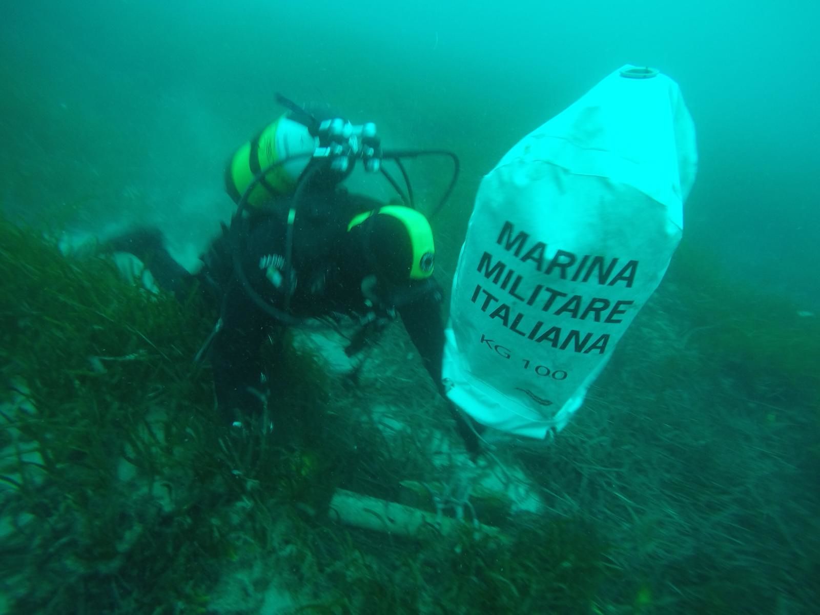 Marina Militare, i palombari di La Maddalena rimuovono 12 ordigni bellici