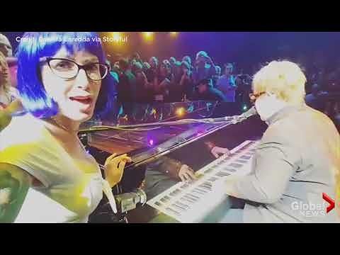 Elton John colpito da una collana in concerto, una ragazza cagliaritana filma tutto