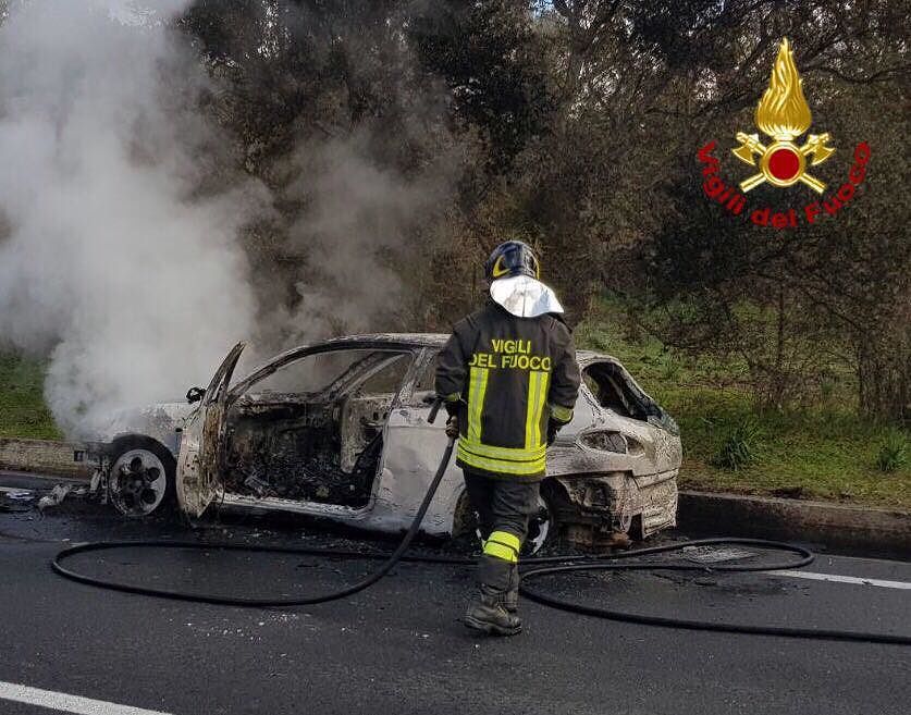 Sardegna, rubano un’auto poi la abbandonano sulla Sp33 e appiccano il fuoco