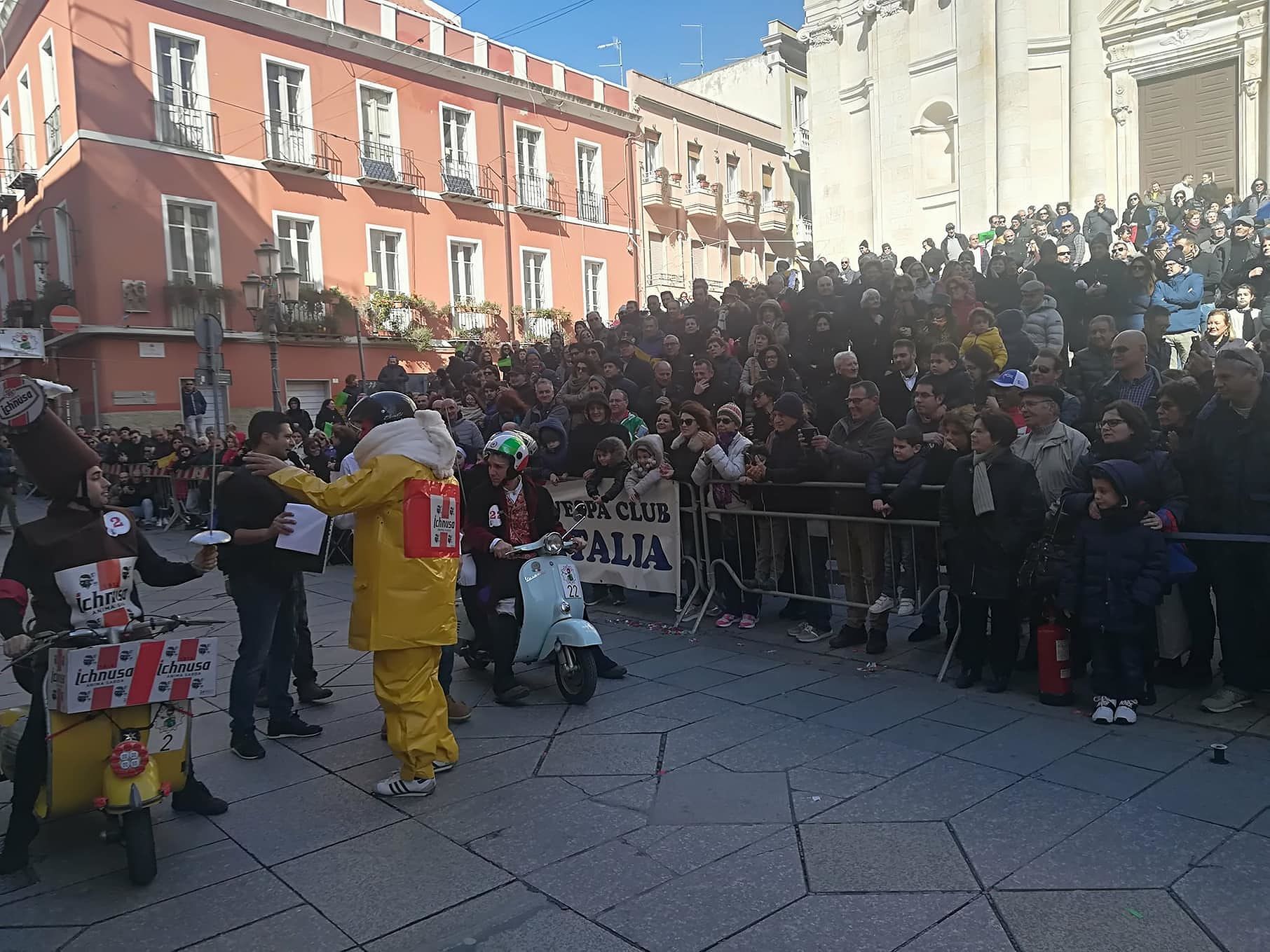 Cagliari, la Vespiglia “romba” in via Azuni: grande festa e molte stelle centrate