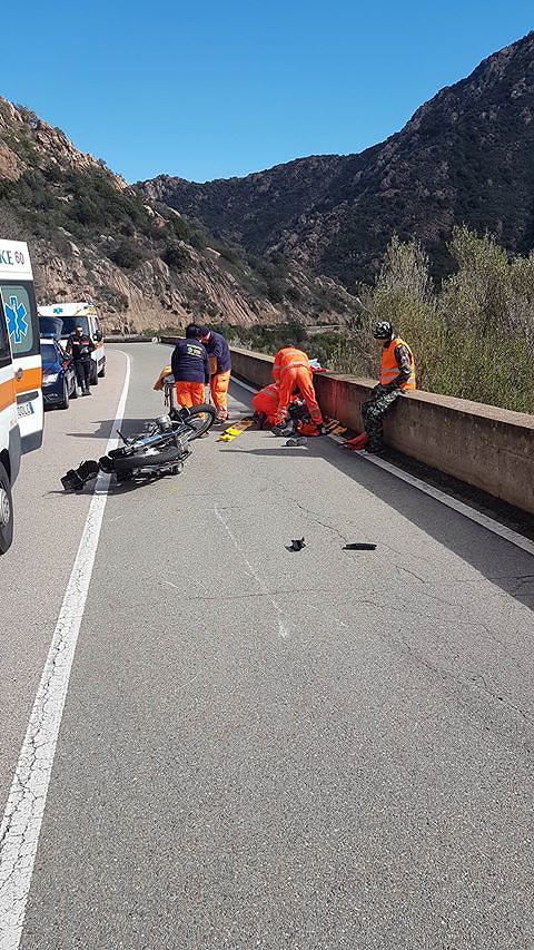 Tragedia sfiorata sulla 125: scontro tra Suv e moto, doppia frattura per un cagliaritano