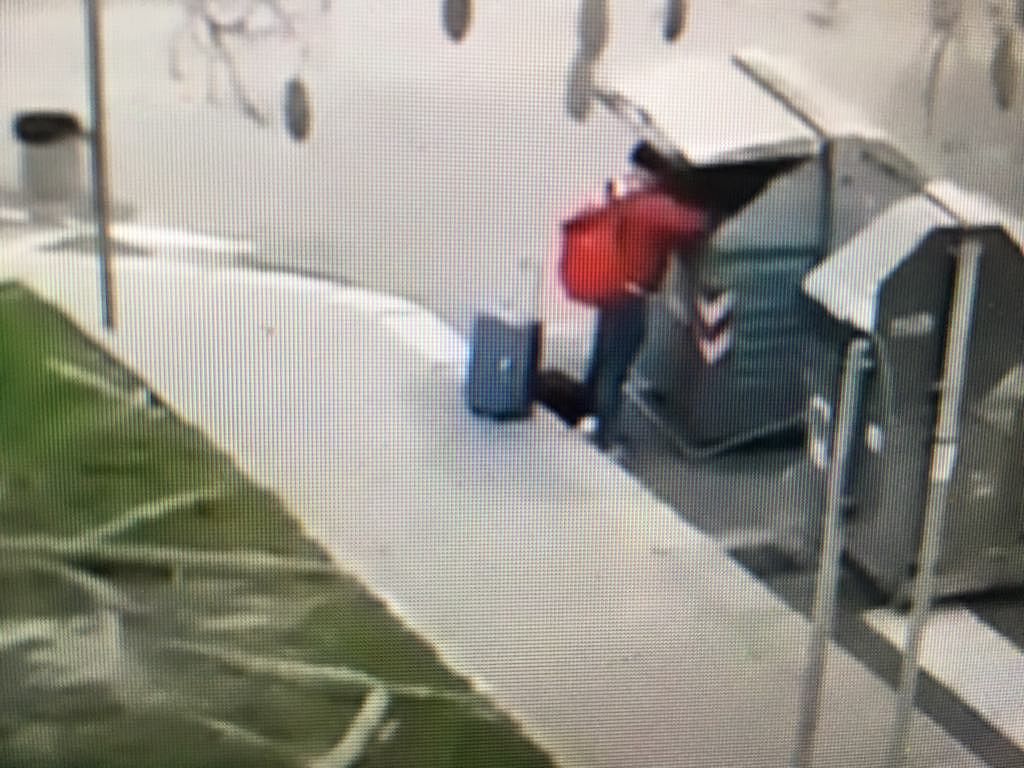 Cagliari, degrado e disperazione: due migranti frugano nei cassonetti (VIDEO)