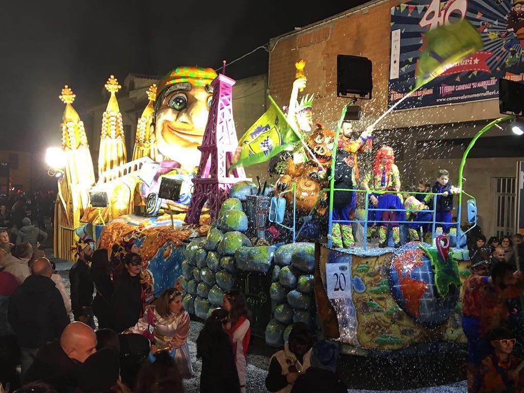 Su Marrulleri, 21 carri e migliaia di sardi in piazza: ciao ciao Carnevale