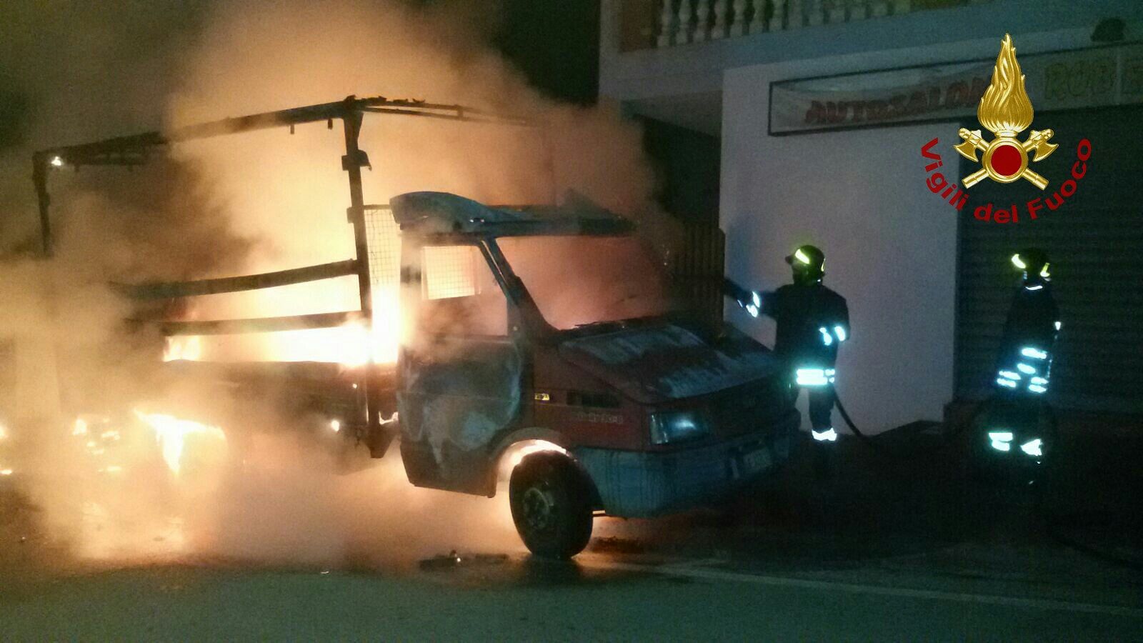 Fiamme nella notte a Capoterra, furgone distrutto dal rogo