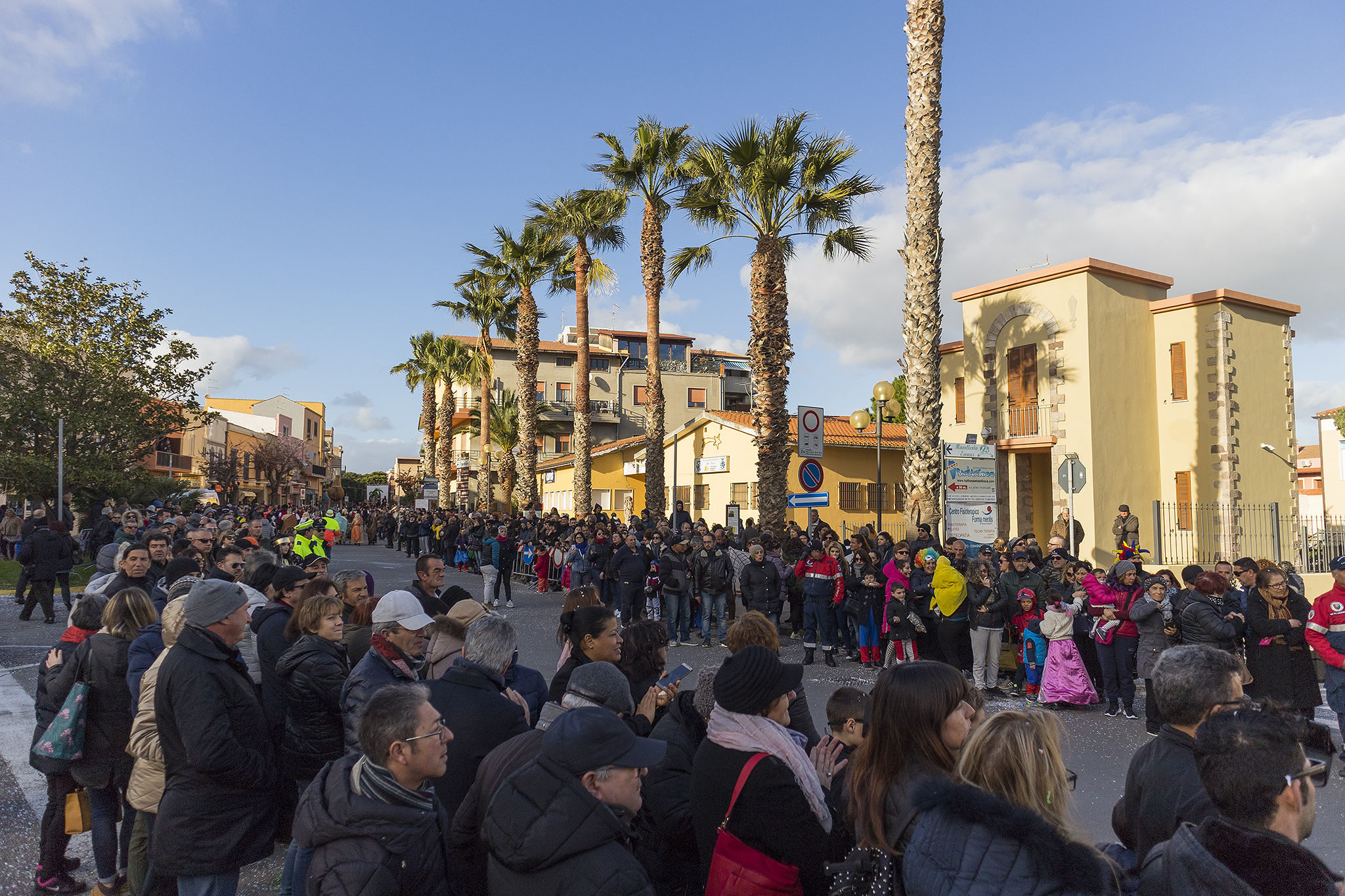 Sfilata di Carnevale a Sant’Antioco, in migliaia nel centro cittadino
