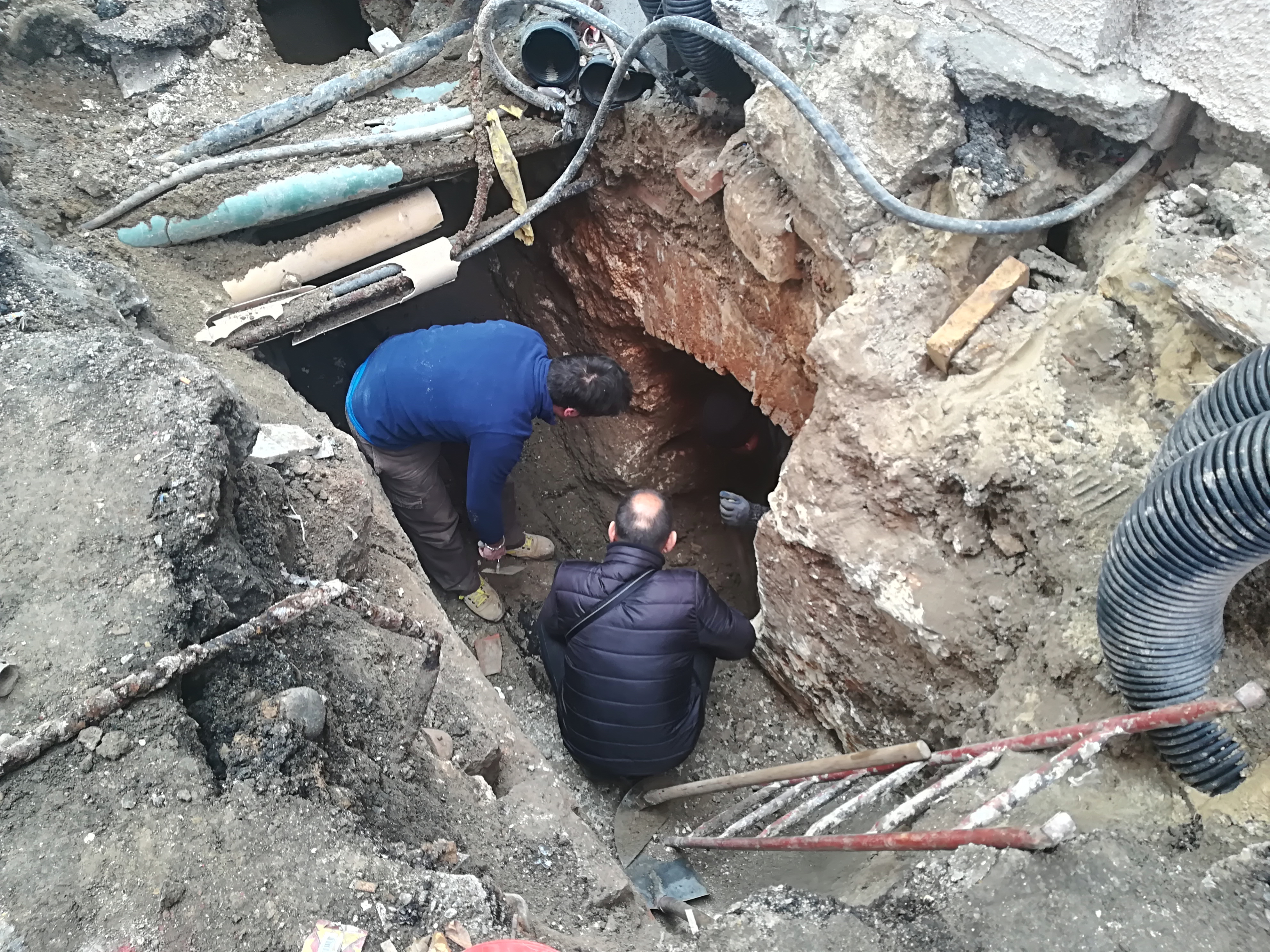 Cagliari, sorpresa nel Corso Vittorio: spunta un’antica cisterna nel sottosuolo